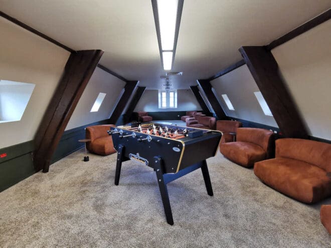 La salle de jeux de Now Coworking avec un babyfoot