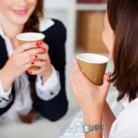 Echange entre collègues pendant la pause café