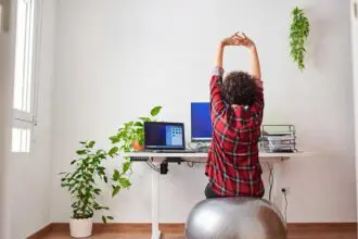 Un ballon comme siège de bureau, la solution ergonomique