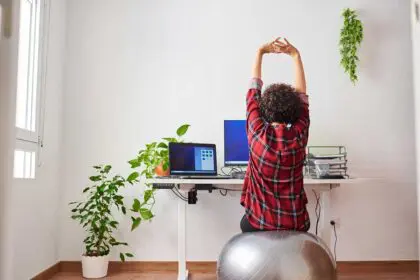 Un ballon comme siège de bureau, la solution ergonomique