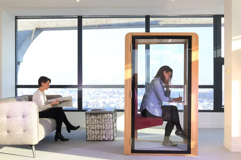 Une cabine acoustique SBS dans un espace de travail