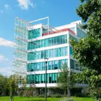 immeuble de bureaux avec végétation