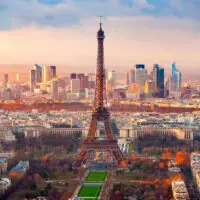 Paris, la Tour Eiffel et le quartier d'affaire de la Défense
