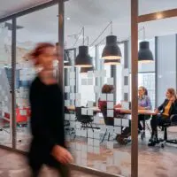 Salle de réunion dans un espace de travail partagé