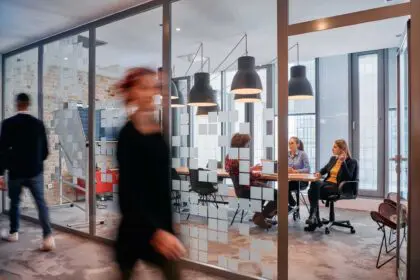 Salle de réunion dans un espace de travail partagé