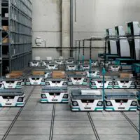 Robots Exotec dans l'entrepôt de Lyreco en Mayenne