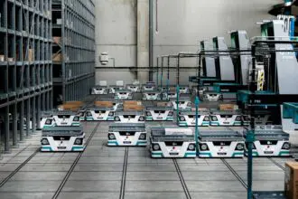 Robots Exotec dans l'entrepôt de Lyreco en Mayenne