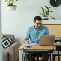 Un salarié qui travaille depuis chez lui