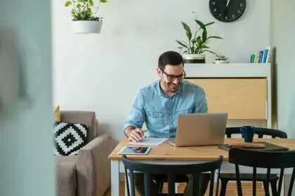 Un salarié qui travaille depuis chez lui