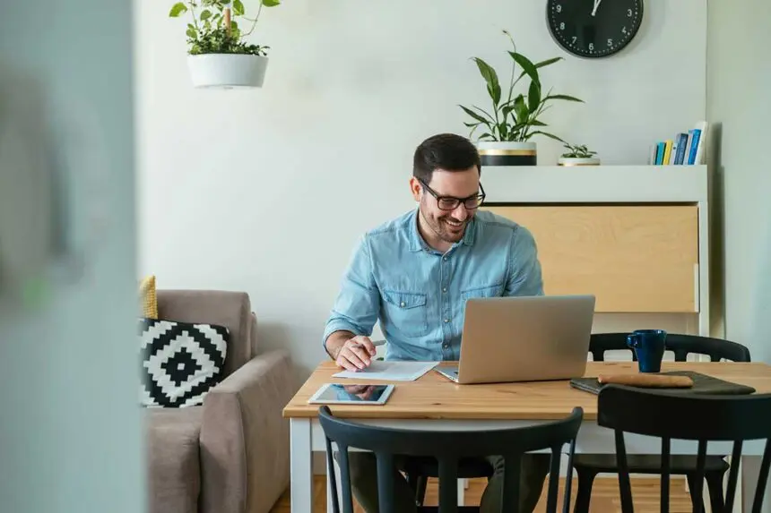 Un salarié qui travaille depuis chez lui