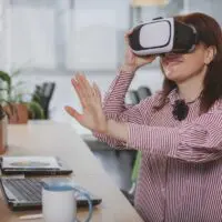 Télétravail avec un casque de réalité virtuelle