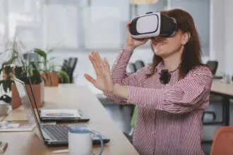 Télétravail avec un casque de réalité virtuelle