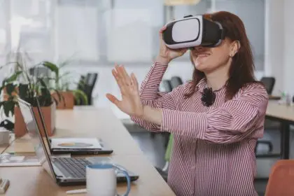 Télétravail avec un casque de réalité virtuelle