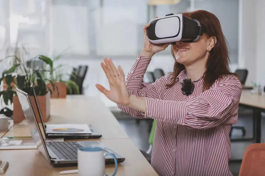 Télétravail avec un casque de réalité virtuelle