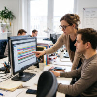 Salariés en entreprise devant un planning